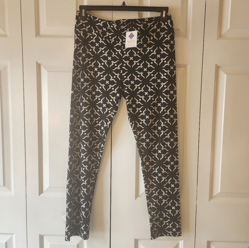 Mountain Mama's Black and White Leggings.  XL